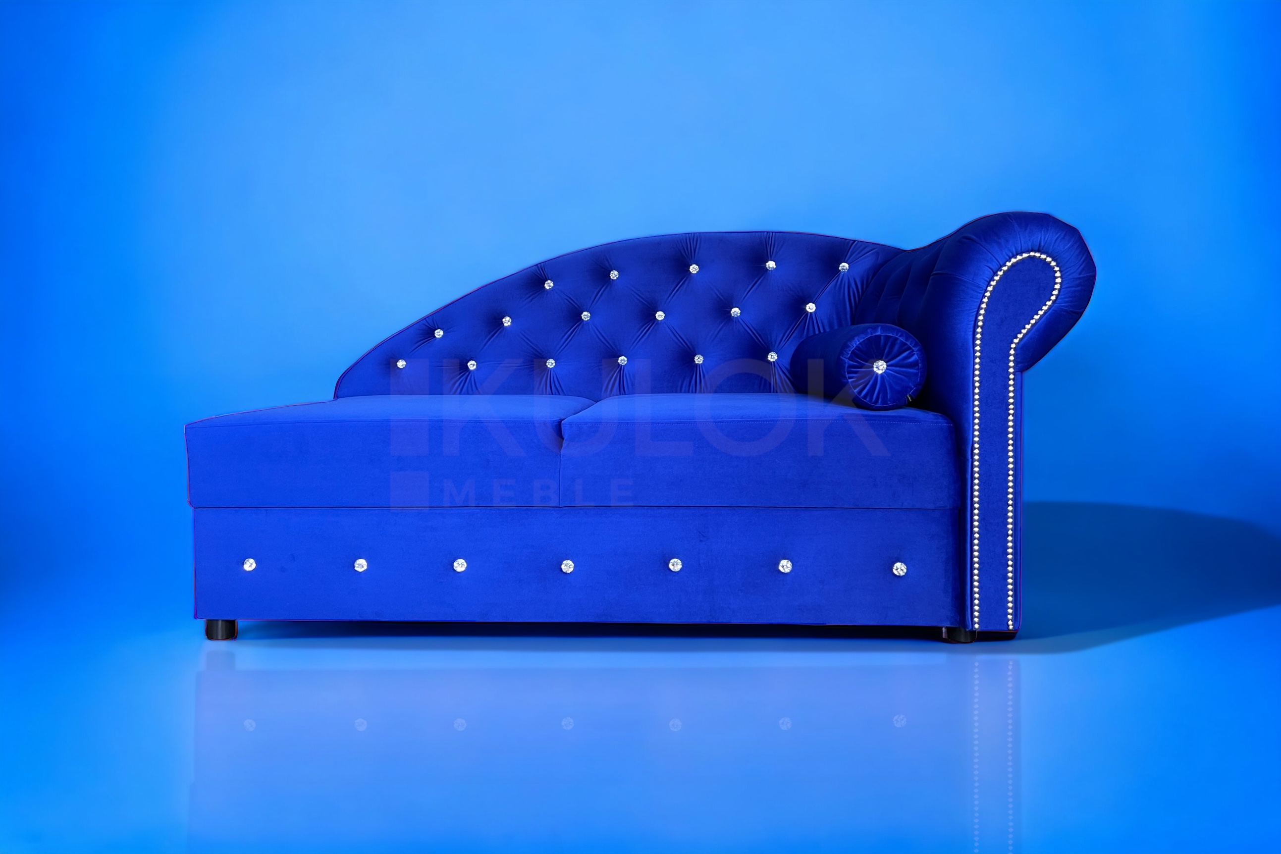 Tapicerowany szezlong leżanka do salonu w kolorze chabrowym, pikowana kryształkami srebrnymi Swarovski w stylu glamour elegancję